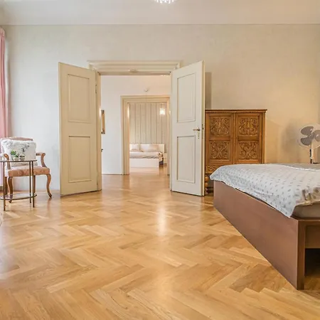Bright & Spacious At Mala Strana, Charles Bridge 3 Min Of Walk Apartment *