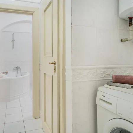 Bright & Spacious At Mala Strana, Charles Bridge 3 Min Of Walk Apartment *