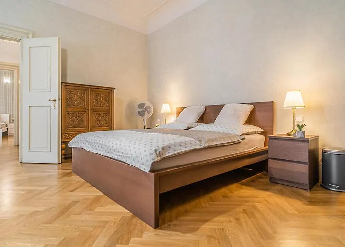 Bright & Spacious At Mala Strana, Charles Bridge 3 Min Of Walk