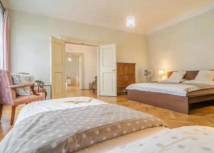 Lejlighed Bright & Spacious At Mala Strana, Charles Bridge 3 Min Of Walk