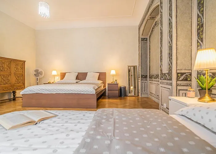 Lejlighed Bright & Spacious At Mala Strana, Charles Bridge 3 Min Of Walk