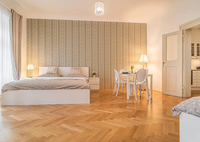 Bright & Spacious At Mala Strana, Charles Bridge 3 Min Of Walk Prag