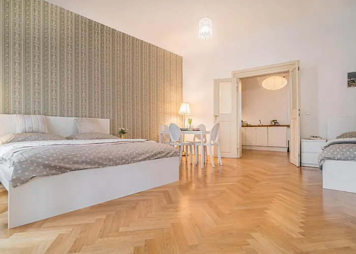 Bright & Spacious At Mala Strana, Charles Bridge 3 Min Of Walk *