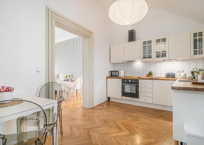 Lejlighed Bright & Spacious At Mala Strana, Charles Bridge 3 Min Of Walk