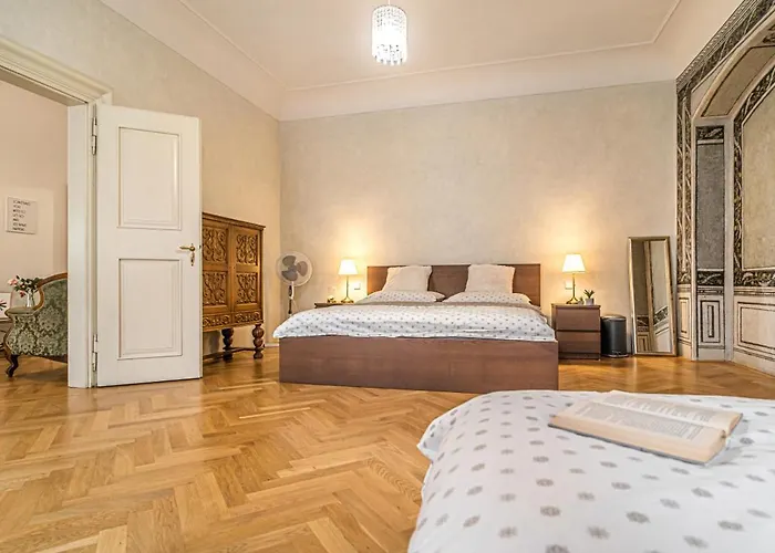 Lejlighed Bright & Spacious At Mala Strana, Charles Bridge 3 Min Of Walk *
