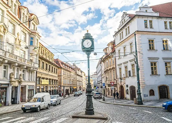 Bright & Spacious At Mala Strana, Charles Bridge 3 Min Of Walk Prag