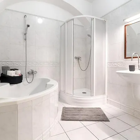 Bright & Spacious At Mala Strana, Charles Bridge 3 Min Of Walk Apartament Praga