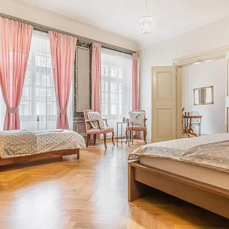 Apartament Bright & Spacious At Mala Strana, Charles Bridge 3 Min Of Walk Praga