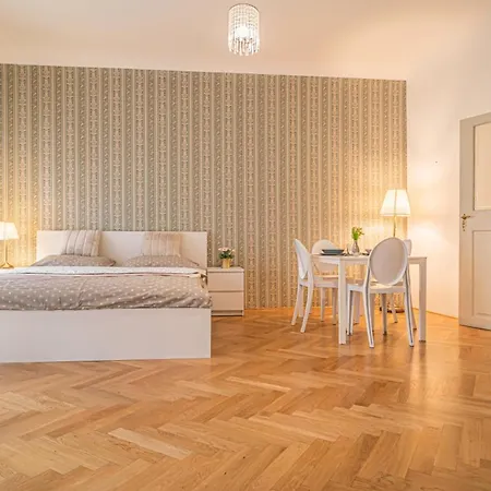 Bright & Spacious At Mala Strana, Charles Bridge 3 Min Of Walk Praga