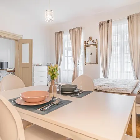 Apartament Bright & Spacious At Mala Strana, Charles Bridge 3 Min Of Walk Praga