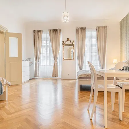 Bright & Spacious At Mala Strana, Charles Bridge 3 Min Of Walk Praga