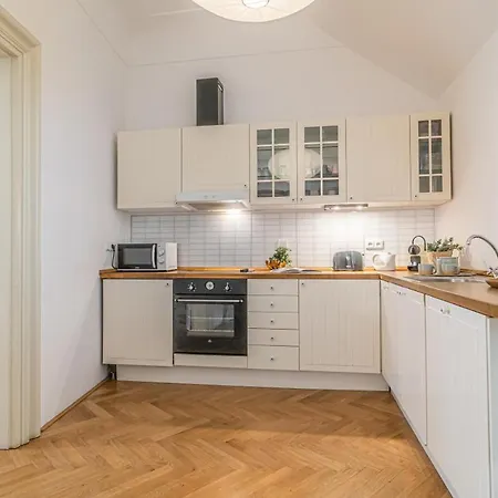 Apartament Bright & Spacious At Mala Strana, Charles Bridge 3 Min Of Walk Praga