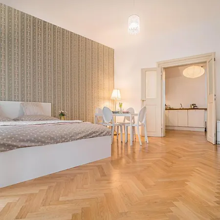 Bright & Spacious At Mala Strana, Charles Bridge 3 Min Of Walk *