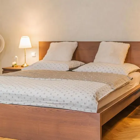 Apartament Bright & Spacious At Mala Strana, Charles Bridge 3 Min Of Walk Praga