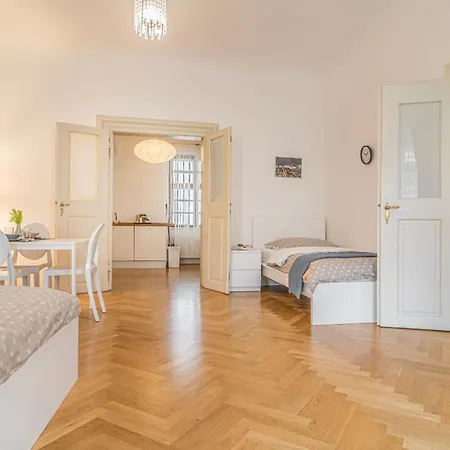 Bright & Spacious At Mala Strana, Charles Bridge 3 Min Of Walk Apartamento *