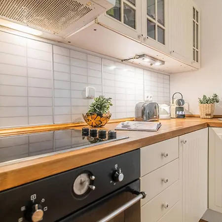 Bright & Spacious At Mala Strana, Charles Bridge 3 Min Of Walk Praga