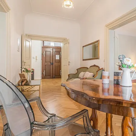 Bright & Spacious At Mala Strana, Charles Bridge 3 Min Of Walk Apartament Praga