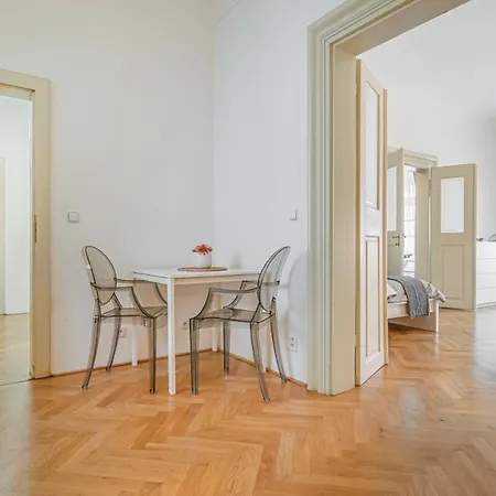 Bright & Spacious At Mala Strana, Charles Bridge 3 Min Of Walk * Praga