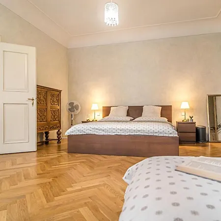 Apartamento Bright & Spacious At Mala Strana, Charles Bridge 3 Min Of Walk *