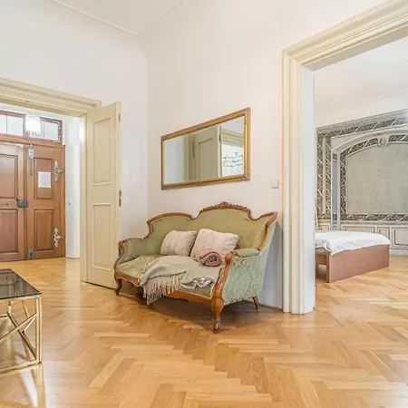 Apartament Bright & Spacious At Mala Strana, Charles Bridge 3 Min Of Walk Praga