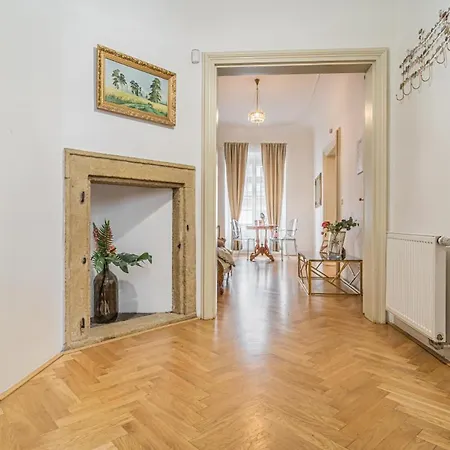Bright & Spacious At Mala Strana, Charles Bridge 3 Min Of Walk