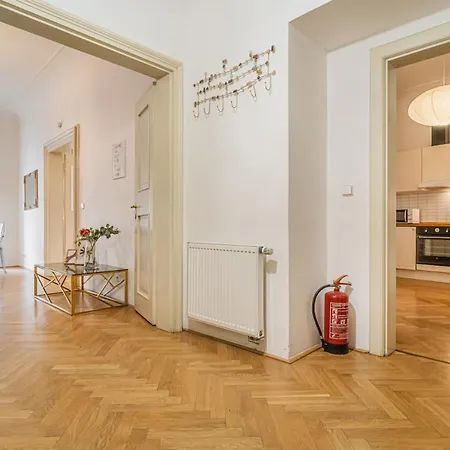 Apartament Bright & Spacious At Mala Strana, Charles Bridge 3 Min Of Walk Praga