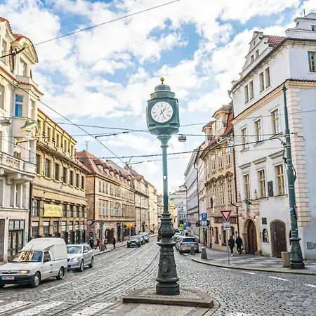 Bright & Spacious At Mala Strana, Charles Bridge 3 Min Of Walk Praga