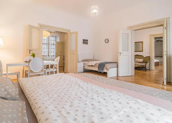 Lägenhet Bright & Spacious At Mala Strana, Charles Bridge 3 Min Of Walk *