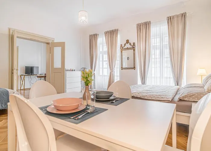아파트 Bright & Spacious At Mala Strana, Charles Bridge 3 Min Of Walk 프라하