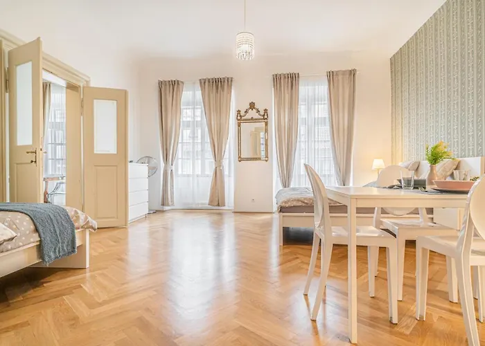 Bright & Spacious At Mala Strana, Charles Bridge 3 Min Of Walk 프라하