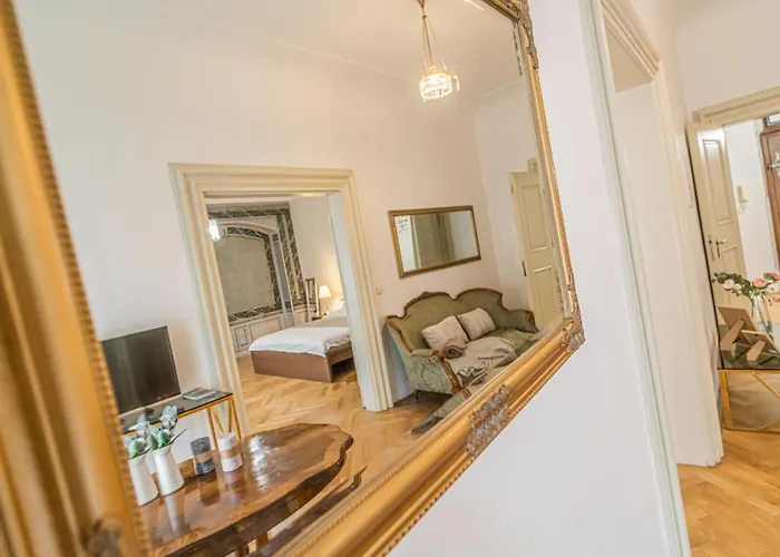 Apartment Bright & Spacious At Mala Strana, Charles Bridge 3 Min Of Walk *