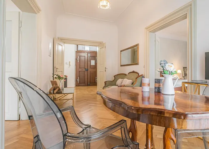 Bright & Spacious At Mala Strana, Charles Bridge 3 Min Of Walk 아파트 프라하