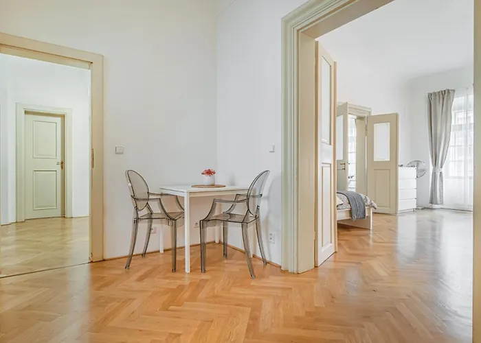 Bright & Spacious At Mala Strana, Charles Bridge 3 Min Of Walk * Prag