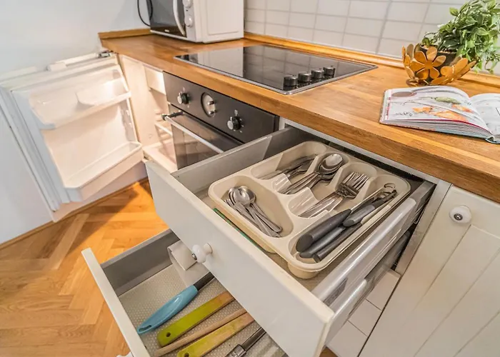 아파트 Bright & Spacious At Mala Strana, Charles Bridge 3 Min Of Walk *