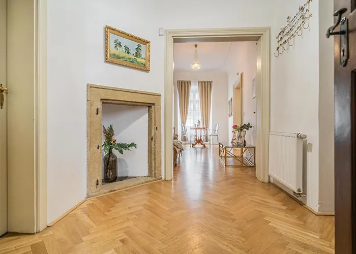Bright & Spacious At Mala Strana, Charles Bridge 3 Min Of Walk