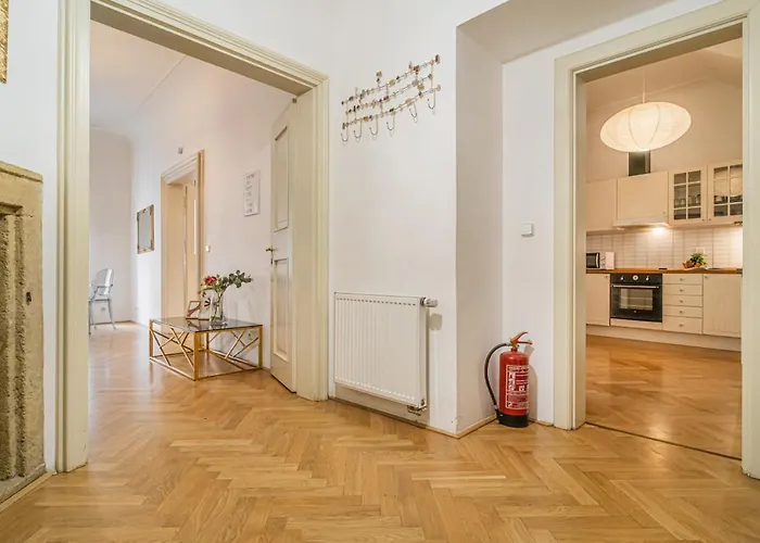 Lägenhet Bright & Spacious At Mala Strana, Charles Bridge 3 Min Of Walk Prag
