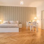 Bright & Spacious At Mala Strana, Charles Bridge 3 Min Of Walk Praga