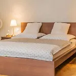 Apartament Bright & Spacious At Mala Strana, Charles Bridge 3 Min Of Walk Praga