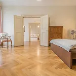 Bright & Spacious At Mala Strana, Charles Bridge 3 Min Of Walk Apartament *