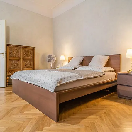 Bright & Spacious At Mala Strana, Charles Bridge 3 Min Of Walk