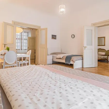 Apartamento Bright & Spacious At Mala Strana, Charles Bridge 3 Min Of Walk *