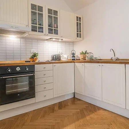 Bright & Spacious At Mala Strana, Charles Bridge 3 Min Of Walk Apartamento