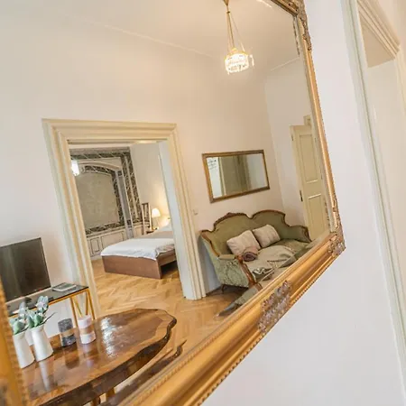 Apartamento Bright & Spacious At Mala Strana, Charles Bridge 3 Min Of Walk *